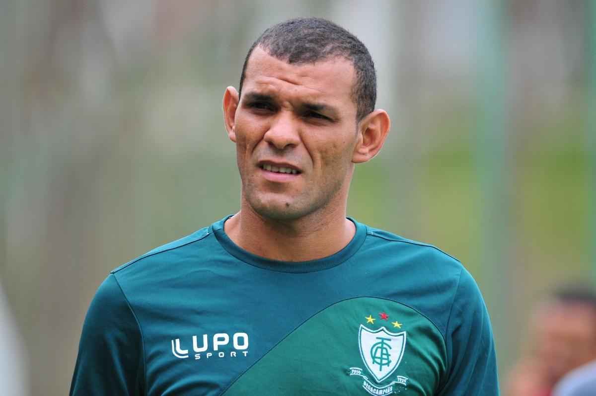 Com muitas novidades, Amrica se apresentou para a temporada 2016 na tarde desta tera-feira, no Lanna Drumond. Na imagem, o zagueiro Adalberto.