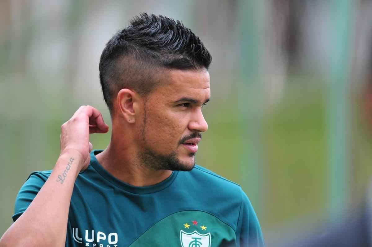 Com muitas novidades, Amrica se apresentou para a temporada 2016 na tarde desta tera-feira, no Lanna Drumond. Na imagem, o armador Rafael Bastos.