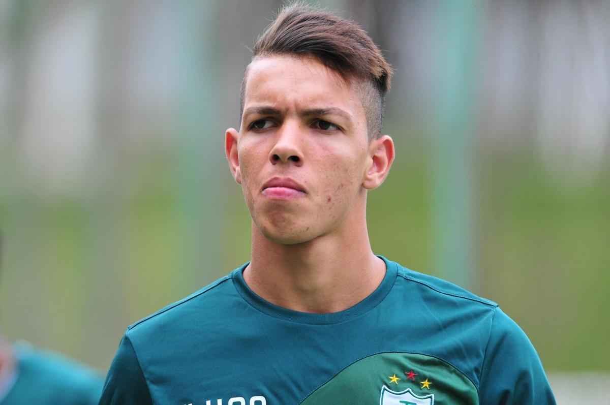 Com muitas novidades, Amrica se apresentou para a temporada 2016 na tarde desta tera-feira, no Lanna Drumond. Na imagem, o volante Makton