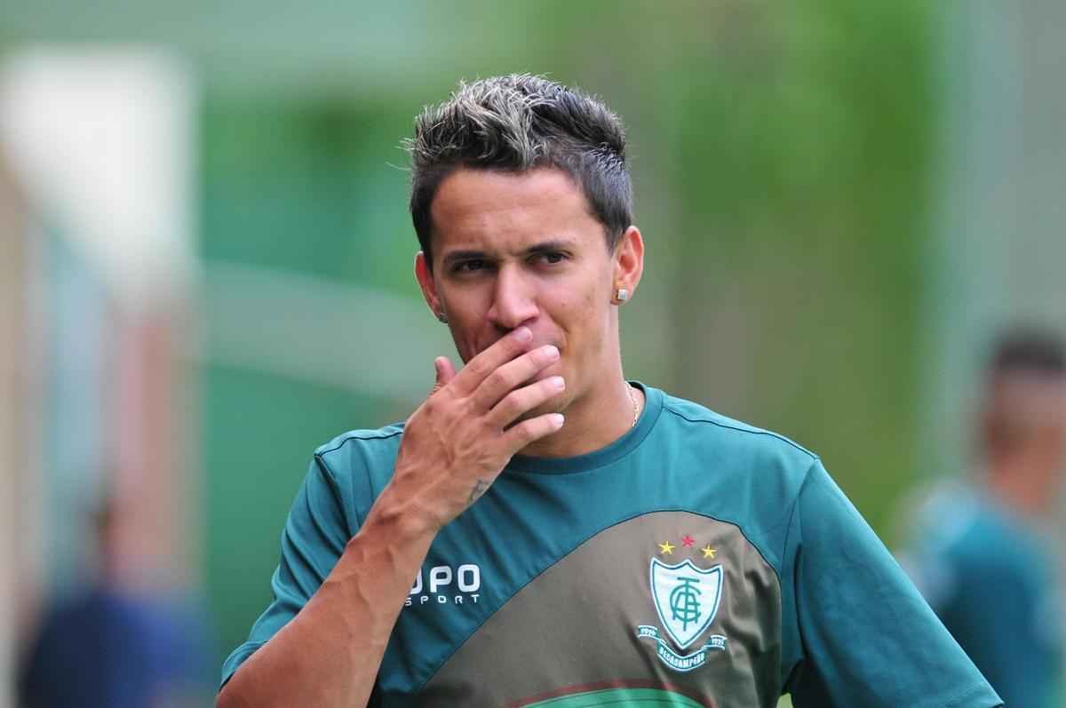 Com muitas novidades, Amrica se apresentou para a temporada 2016 na tarde desta tera-feira, no Lanna Drumond. Na imagem, o atacante Henrique