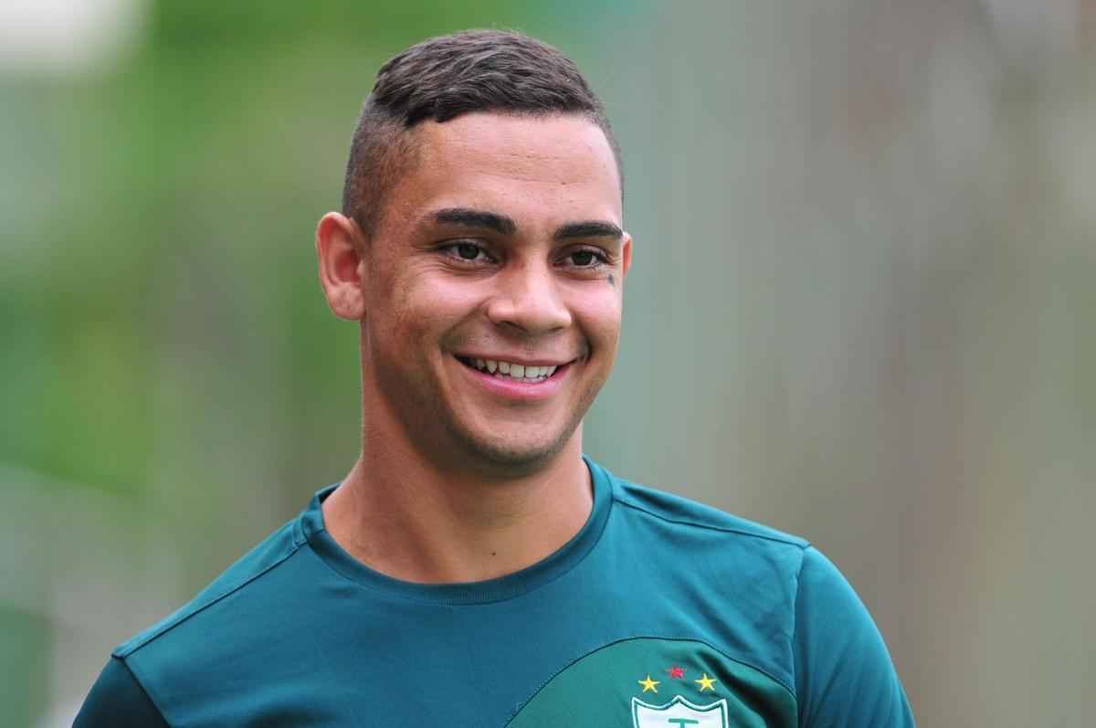 Com muitas novidades, Amrica se apresentou para a temporada 2016 na tarde desta tera-feira, no Lanna Drumond. Na imagem, o lateral-esquerdo Bryan.