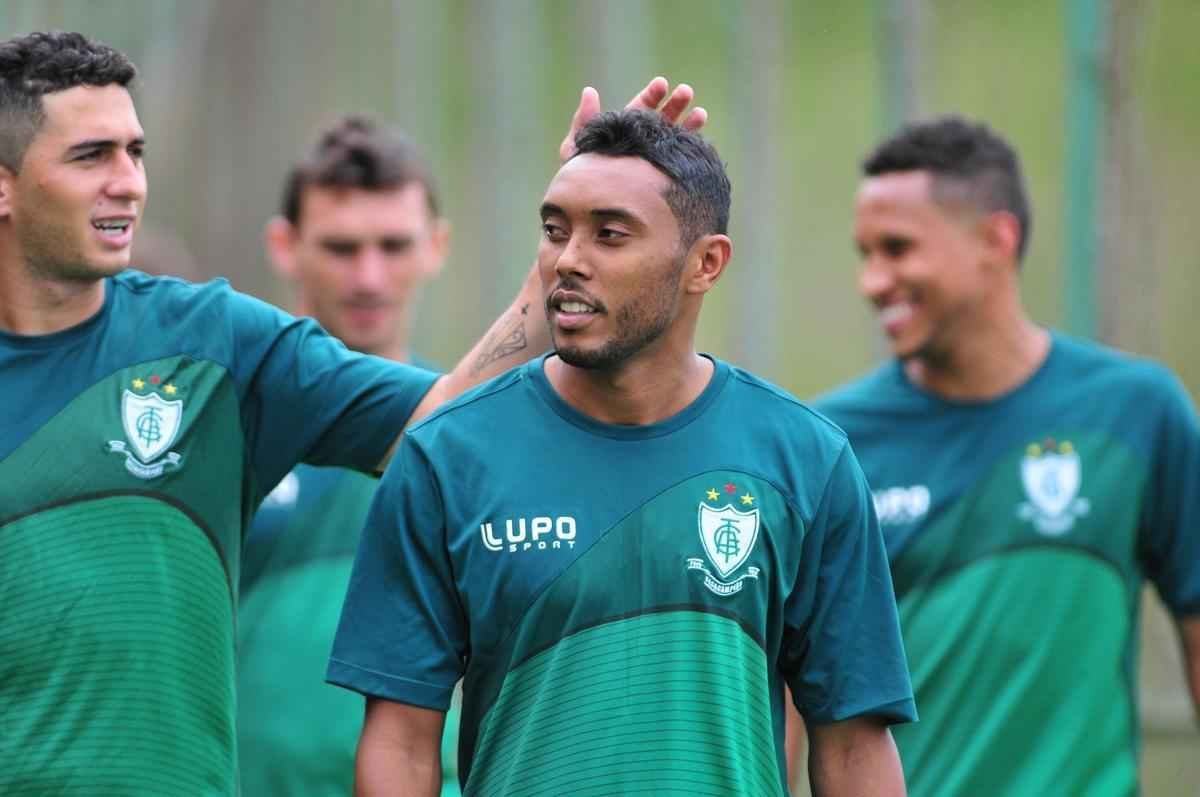 Com muitas novidades, Amrica se apresentou para a temporada 2016 na tarde desta tera-feira, no Lanna Drumond. Na imagem, o lateral-esquerdo Danilo e o volante Claudinei.