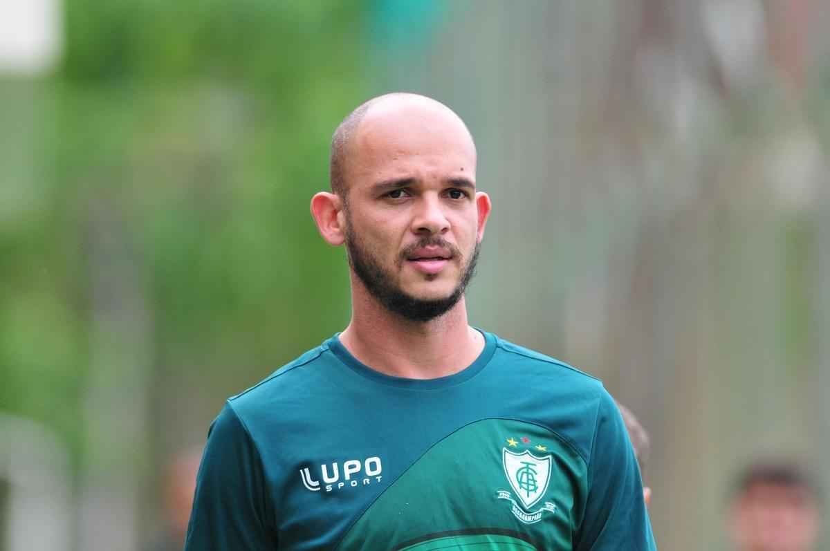 Com muitas novidades, Amrica se apresentou para a temporada 2016 na tarde desta tera-feira, no Lanna Drumond. Na imagem, o goleiro Fernando Leal.