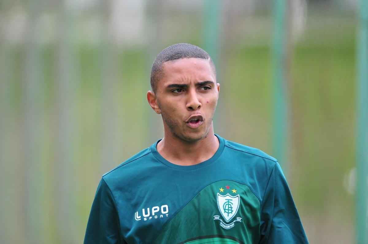 Com muitas novidades, Amrica se apresentou para a temporada 2016 na tarde desta tera-feira, no Lanna Drumond. Na imagem, o armador Osman.