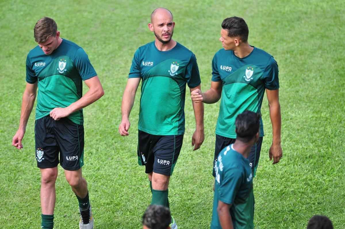 Com muitas novidades, Amrica se apresentou para a temporada 2016 na tarde desta tera-feira, no Lanna Drumond. Na imagem, os goleiros Joo Ricardo, Fernando Leal e Glauco.