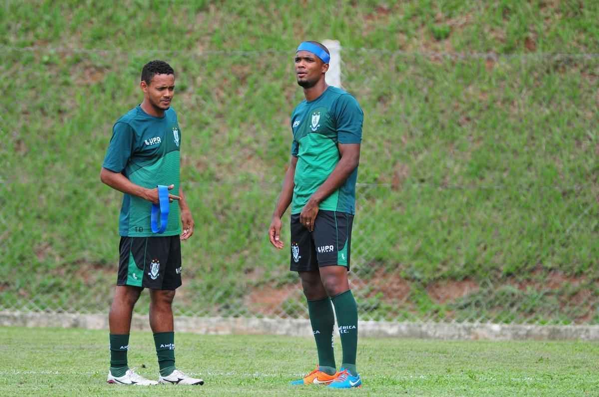 Com muitas novidades, Amrica se apresentou para a temporada 2016 na tarde desta tera-feira, no Lanna Drumond. Na imagem, o volante Ernandes e o zagueiro Messias.