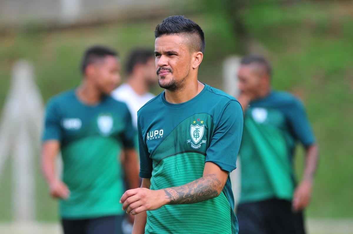 Com muitas novidades, Amrica se apresentou para a temporada 2016 na tarde desta tera-feira, no Lanna Drumond. Na imagem, o armador Rafael Bastos.