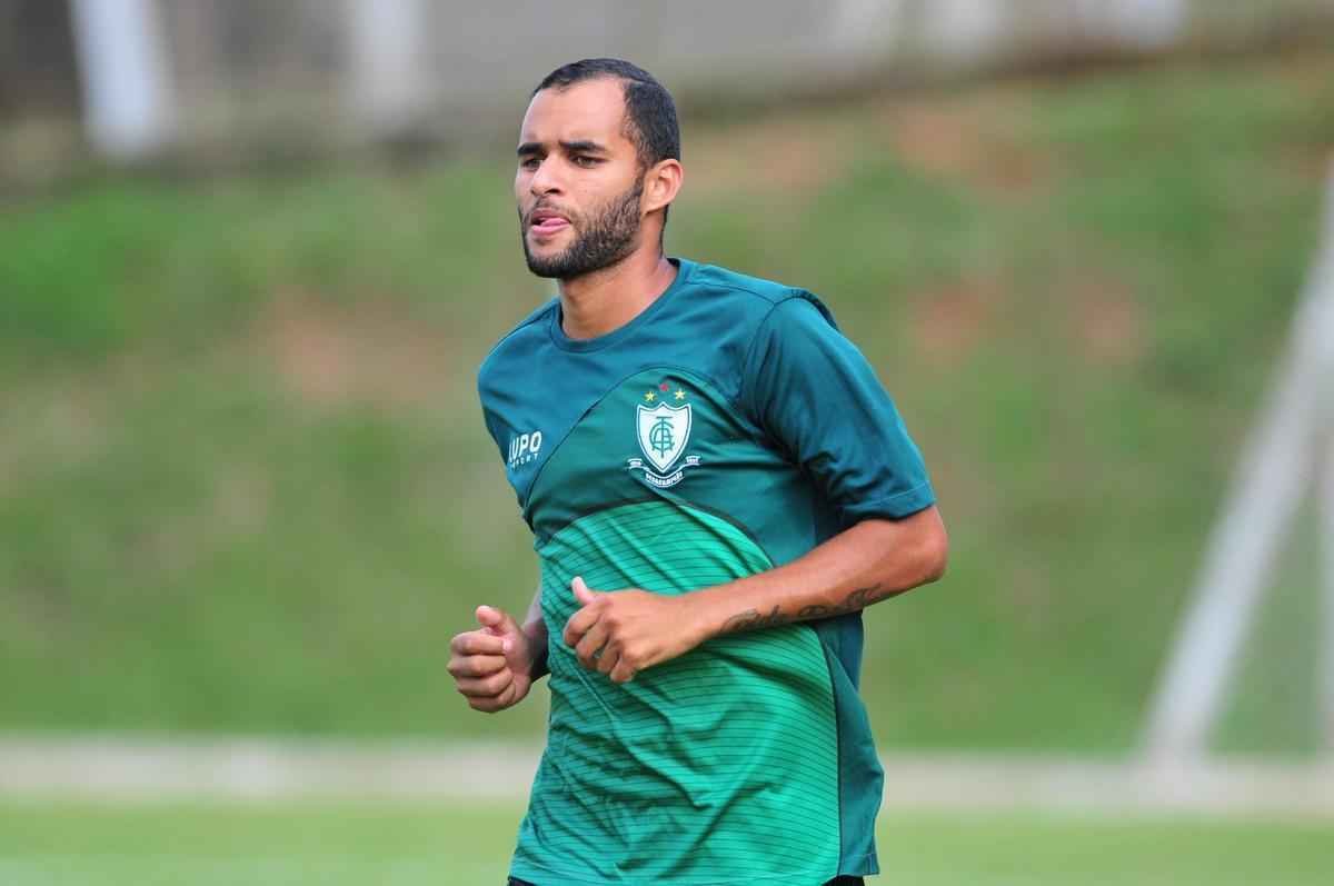 Com muitas novidades, Amrica se apresentou para a temporada 2016 na tarde desta tera-feira, no Lanna Drumond. Na imagem, o volante Pablo.