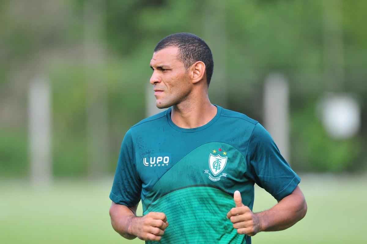 Com muitas novidades, Amrica se apresentou para a temporada 2016 na tarde desta tera-feira, no Lanna Drumond. Na imagem, o zagueiro Adalberto.