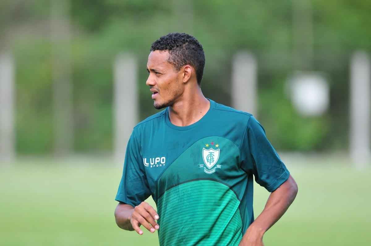 Com muitas novidades, Amrica se apresentou para a temporada 2016 na tarde desta tera-feira, no Lanna Drumond. Na imagem, o volante Ernandes.