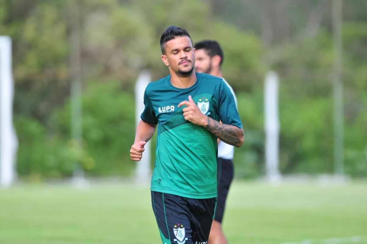 Com muitas novidades, Amrica se apresentou para a temporada 2016 na tarde desta tera-feira, no Lanna Drumond. Na imagem, o armador Rafael Bastos.