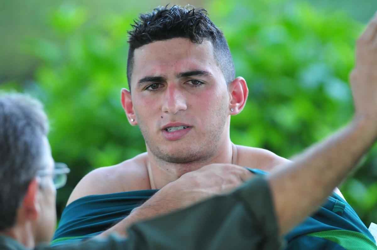 Com muitas novidades, Amrica se apresentou para a temporada 2016 na tarde desta tera-feira, no Lanna Drumond. Na imagem, o lateral-esquerdo Danilo.