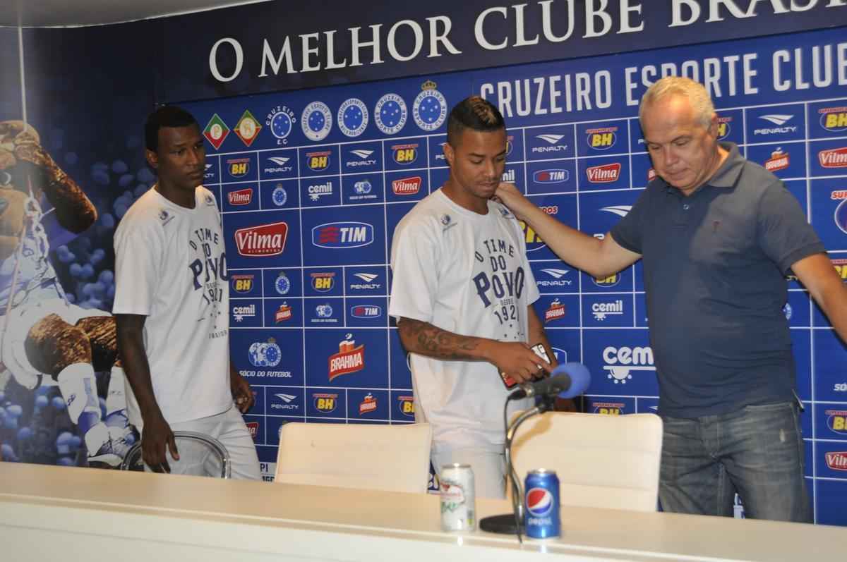 Com as boas-vindas do presidente Gilvan de Pinho Tavares, os atacantes Douglas Coutinho, ex-Atltico-PR, e Rafael Silva, que defendeu o Vasco, foram apresentados na tarde desta quinta-feira, na Toca da Raposa II. O primeiro, de 23 anos, chega por emprstimo at dezembro. J o segundo assina vnculo por duas temporadas.