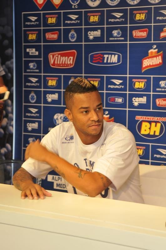 Com as boas-vindas do presidente Gilvan de Pinho Tavares, os atacantes Douglas Coutinho, ex-Atltico-PR, e Rafael Silva, que defendeu o Vasco, foram apresentados na tarde desta quinta-feira, na Toca da Raposa II. O primeiro, de 23 anos, chega por emprstimo at dezembro. J o segundo assina vnculo por duas temporadas.