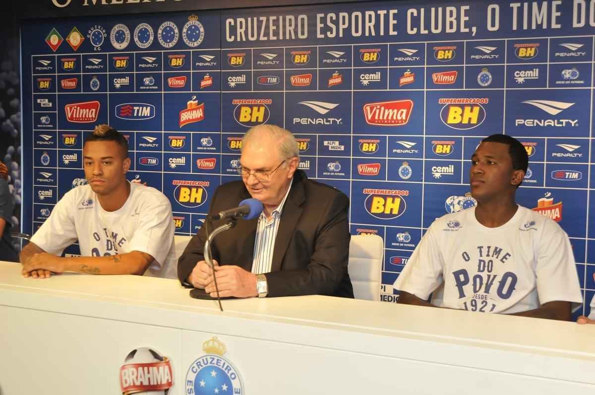 Com as boas-vindas do presidente Gilvan de Pinho Tavares, os atacantes Douglas Coutinho, ex-Atltico-PR, e Rafael Silva, que defendeu o Vasco, foram apresentados na tarde desta quinta-feira, na Toca da Raposa II. O primeiro, de 23 anos, chega por emprstimo at dezembro. J o segundo assina vnculo por duas temporadas.