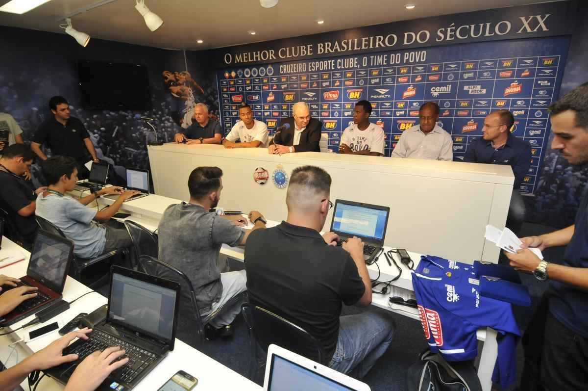 Com as boas-vindas do presidente Gilvan de Pinho Tavares, os atacantes Douglas Coutinho, ex-Atltico-PR, e Rafael Silva, que defendeu o Vasco, foram apresentados na tarde desta quinta-feira, na Toca da Raposa II. O primeiro, de 23 anos, chega por emprstimo at dezembro. J o segundo assina vnculo por duas temporadas.