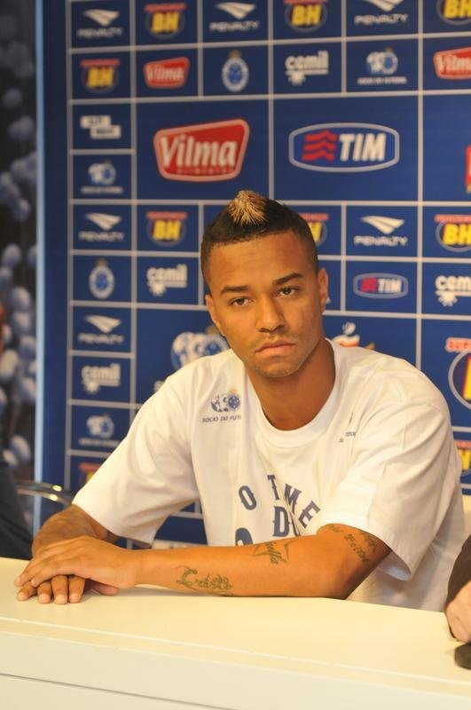 Com as boas-vindas do presidente Gilvan de Pinho Tavares, os atacantes Douglas Coutinho, ex-Atltico-PR, e Rafael Silva, que defendeu o Vasco, foram apresentados na tarde desta quinta-feira, na Toca da Raposa II. O primeiro, de 23 anos, chega por emprstimo at dezembro. J o segundo assina vnculo por duas temporadas.