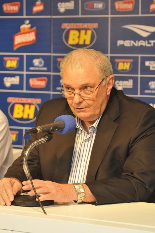 Com as boas-vindas do presidente Gilvan de Pinho Tavares, os atacantes Douglas Coutinho, ex-Atltico-PR, e Rafael Silva, que defendeu o Vasco, foram apresentados na tarde desta quinta-feira, na Toca da Raposa II. O primeiro, de 23 anos, chega por emprstimo at dezembro. J o segundo assina vnculo por duas temporadas.