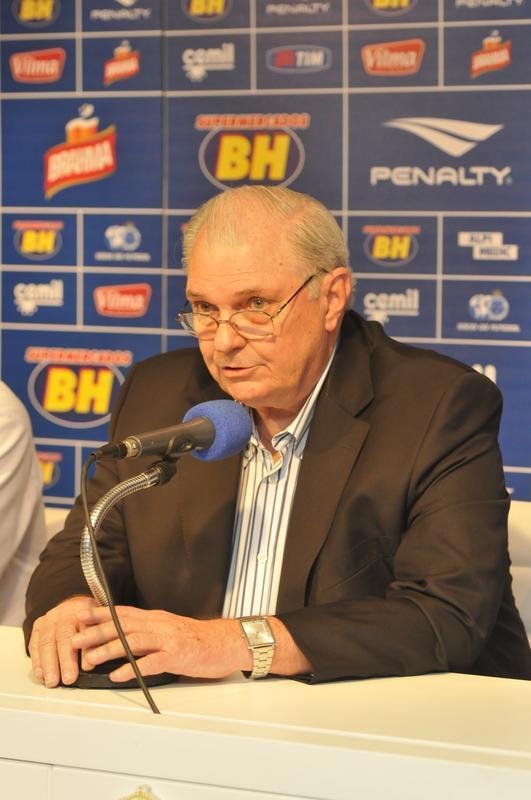 Com as boas-vindas do presidente Gilvan de Pinho Tavares, os atacantes Douglas Coutinho, ex-Atltico-PR, e Rafael Silva, que defendeu o Vasco, foram apresentados na tarde desta quinta-feira, na Toca da Raposa II. O primeiro, de 23 anos, chega por emprstimo at dezembro. J o segundo assina vnculo por duas temporadas.