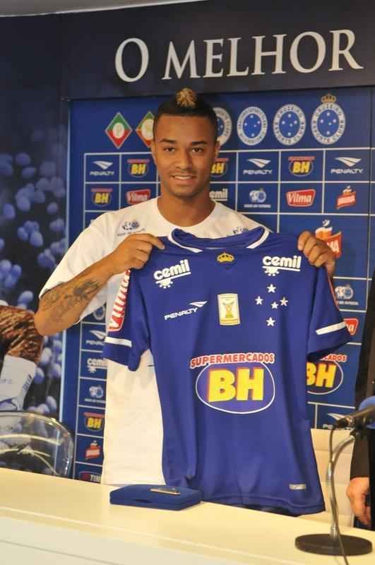 Com as boas-vindas do presidente Gilvan de Pinho Tavares, os atacantes Douglas Coutinho, ex-Atltico-PR, e Rafael Silva, que defendeu o Vasco, foram apresentados na tarde desta quinta-feira, na Toca da Raposa II. O primeiro, de 23 anos, chega por emprstimo at dezembro. J o segundo assina vnculo por duas temporadas.