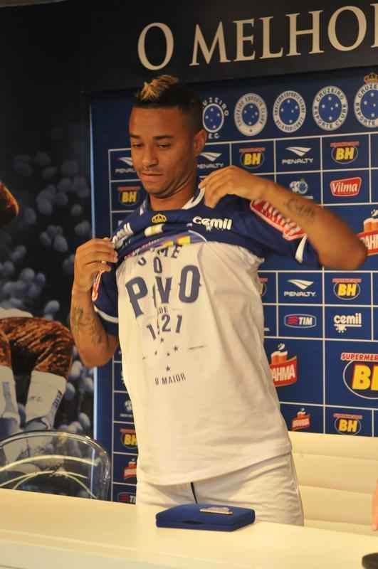 Com as boas-vindas do presidente Gilvan de Pinho Tavares, os atacantes Douglas Coutinho, ex-Atltico-PR, e Rafael Silva, que defendeu o Vasco, foram apresentados na tarde desta quinta-feira, na Toca da Raposa II. O primeiro, de 23 anos, chega por emprstimo at dezembro. J o segundo assina vnculo por duas temporadas.