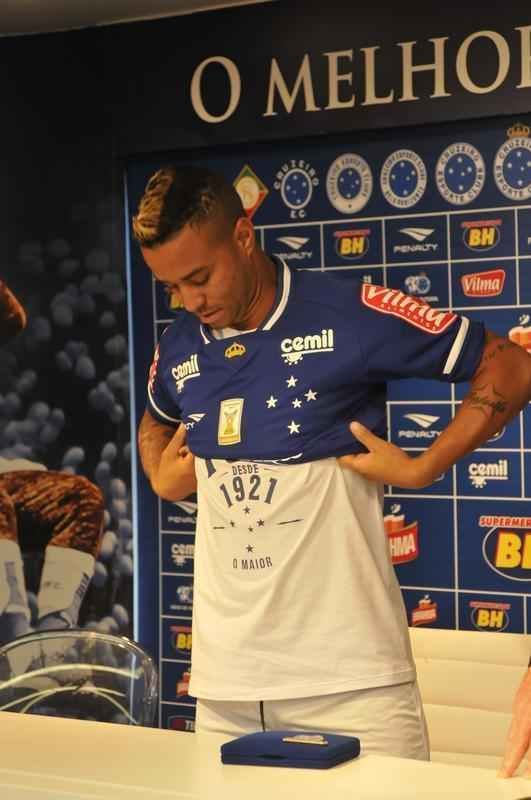 Com as boas-vindas do presidente Gilvan de Pinho Tavares, os atacantes Douglas Coutinho, ex-Atltico-PR, e Rafael Silva, que defendeu o Vasco, foram apresentados na tarde desta quinta-feira, na Toca da Raposa II. O primeiro, de 23 anos, chega por emprstimo at dezembro. J o segundo assina vnculo por duas temporadas.