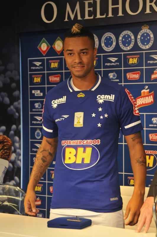 Com as boas-vindas do presidente Gilvan de Pinho Tavares, os atacantes Douglas Coutinho, ex-Atltico-PR, e Rafael Silva, que defendeu o Vasco, foram apresentados na tarde desta quinta-feira, na Toca da Raposa II. O primeiro, de 23 anos, chega por emprstimo at dezembro. J o segundo assina vnculo por duas temporadas.