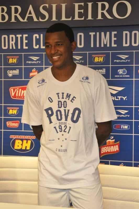 Com as boas-vindas do presidente Gilvan de Pinho Tavares, os atacantes Douglas Coutinho, ex-Atltico-PR, e Rafael Silva, que defendeu o Vasco, foram apresentados na tarde desta quinta-feira, na Toca da Raposa II. O primeiro, de 23 anos, chega por emprstimo at dezembro. J o segundo assina vnculo por duas temporadas.