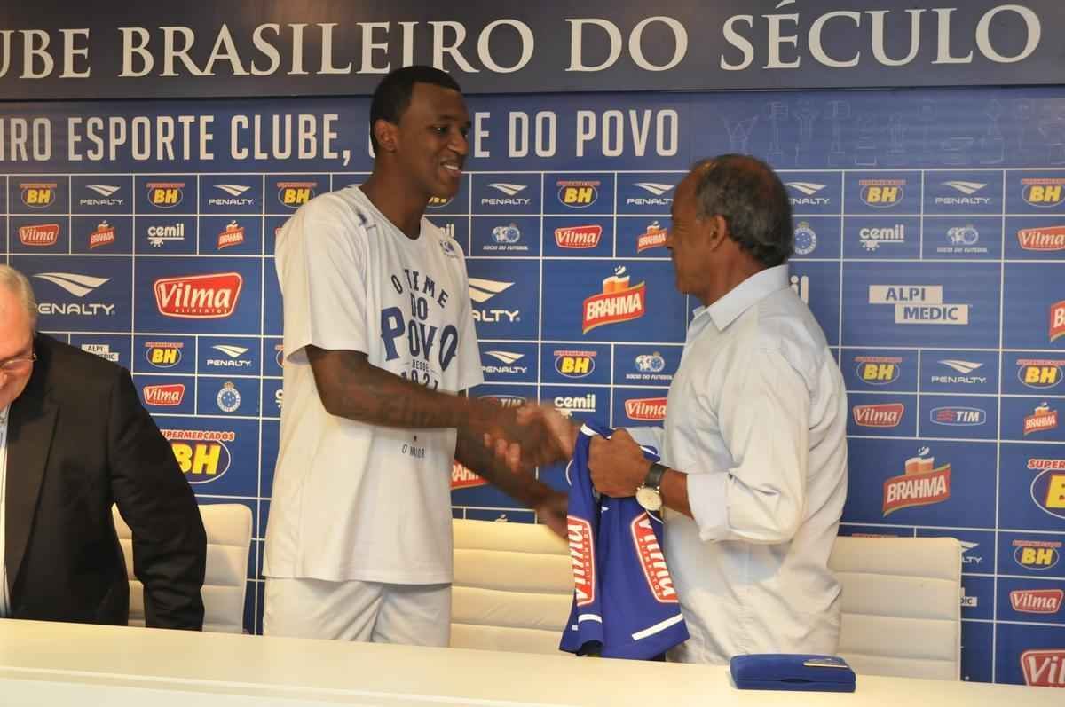 Com as boas-vindas do presidente Gilvan de Pinho Tavares, os atacantes Douglas Coutinho, ex-Atltico-PR, e Rafael Silva, que defendeu o Vasco, foram apresentados na tarde desta quinta-feira, na Toca da Raposa II. O primeiro, de 23 anos, chega por emprstimo at dezembro. J o segundo assina vnculo por duas temporadas.