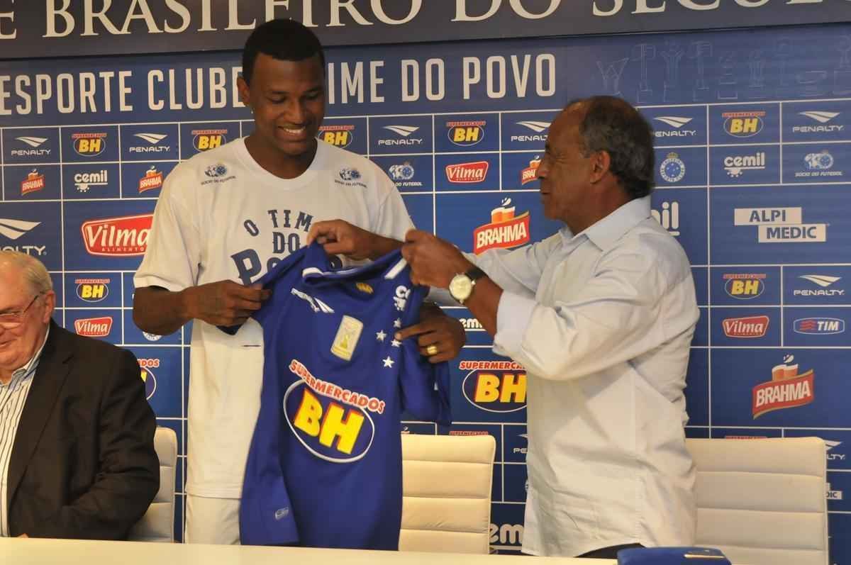 Com as boas-vindas do presidente Gilvan de Pinho Tavares, os atacantes Douglas Coutinho, ex-Atltico-PR, e Rafael Silva, que defendeu o Vasco, foram apresentados na tarde desta quinta-feira, na Toca da Raposa II. O primeiro, de 23 anos, chega por emprstimo at dezembro. J o segundo assina vnculo por duas temporadas.