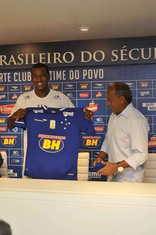 Com as boas-vindas do presidente Gilvan de Pinho Tavares, os atacantes Douglas Coutinho, ex-Atltico-PR, e Rafael Silva, que defendeu o Vasco, foram apresentados na tarde desta quinta-feira, na Toca da Raposa II. O primeiro, de 23 anos, chega por emprstimo at dezembro. J o segundo assina vnculo por duas temporadas.