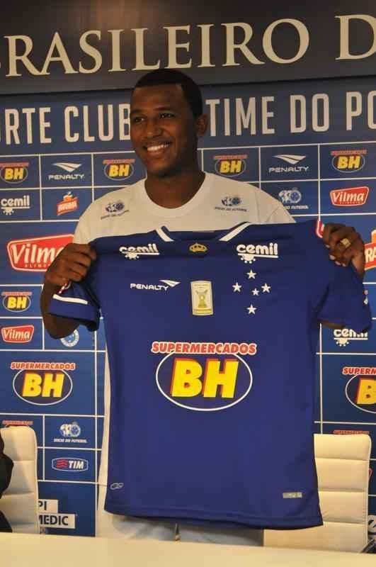 Com as boas-vindas do presidente Gilvan de Pinho Tavares, os atacantes Douglas Coutinho, ex-Atltico-PR, e Rafael Silva, que defendeu o Vasco, foram apresentados na tarde desta quinta-feira, na Toca da Raposa II. O primeiro, de 23 anos, chega por emprstimo at dezembro. J o segundo assina vnculo por duas temporadas.