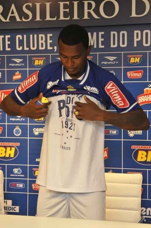 Com as boas-vindas do presidente Gilvan de Pinho Tavares, os atacantes Douglas Coutinho, ex-Atltico-PR, e Rafael Silva, que defendeu o Vasco, foram apresentados na tarde desta quinta-feira, na Toca da Raposa II. O primeiro, de 23 anos, chega por emprstimo at dezembro. J o segundo assina vnculo por duas temporadas.