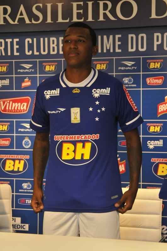 Com as boas-vindas do presidente Gilvan de Pinho Tavares, os atacantes Douglas Coutinho, ex-Atltico-PR, e Rafael Silva, que defendeu o Vasco, foram apresentados na tarde desta quinta-feira, na Toca da Raposa II. O primeiro, de 23 anos, chega por emprstimo at dezembro. J o segundo assina vnculo por duas temporadas.