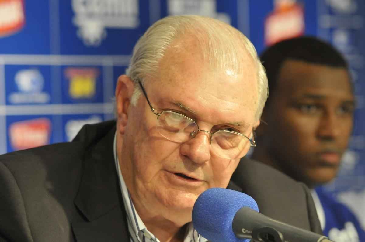 Com as boas-vindas do presidente Gilvan de Pinho Tavares, os atacantes Douglas Coutinho, ex-Atltico-PR, e Rafael Silva, que defendeu o Vasco, foram apresentados na tarde desta quinta-feira, na Toca da Raposa II. O primeiro, de 23 anos, chega por emprstimo at dezembro. J o segundo assina vnculo por duas temporadas.