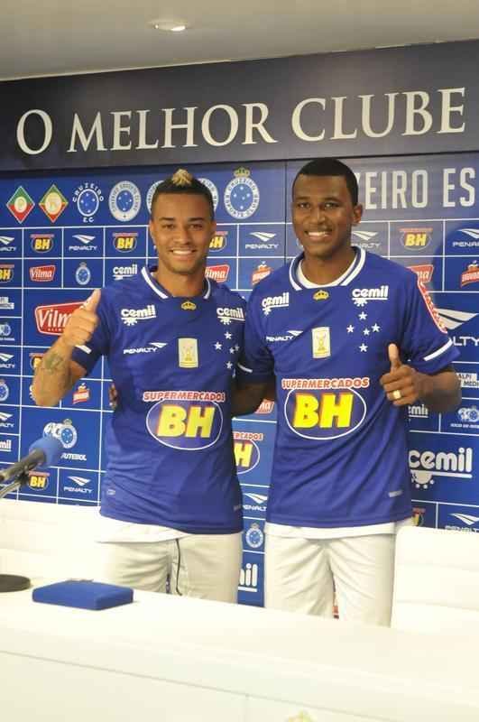 Com as boas-vindas do presidente Gilvan de Pinho Tavares, os atacantes Douglas Coutinho, ex-Atltico-PR, e Rafael Silva, que defendeu o Vasco, foram apresentados na tarde desta quinta-feira, na Toca da Raposa II. O primeiro, de 23 anos, chega por emprstimo at dezembro. J o segundo assina vnculo por duas temporadas.