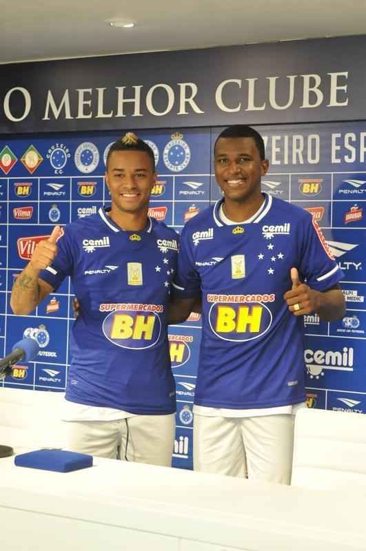 Com as boas-vindas do presidente Gilvan de Pinho Tavares, os atacantes Douglas Coutinho, ex-Atltico-PR, e Rafael Silva, que defendeu o Vasco, foram apresentados na tarde desta quinta-feira, na Toca da Raposa II. O primeiro, de 23 anos, chega por emprstimo at dezembro. J o segundo assina vnculo por duas temporadas.