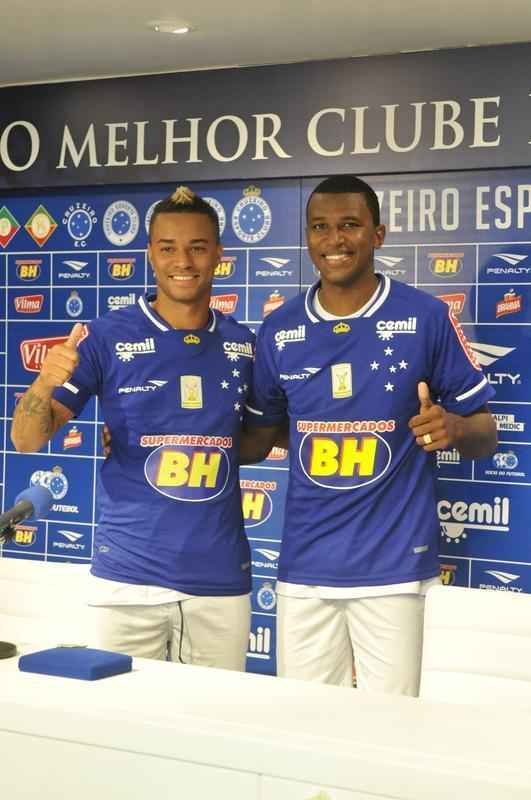 Com as boas-vindas do presidente Gilvan de Pinho Tavares, os atacantes Douglas Coutinho, ex-Atltico-PR, e Rafael Silva, que defendeu o Vasco, foram apresentados na tarde desta quinta-feira, na Toca da Raposa II. O primeiro, de 23 anos, chega por emprstimo at dezembro. J o segundo assina vnculo por duas temporadas.