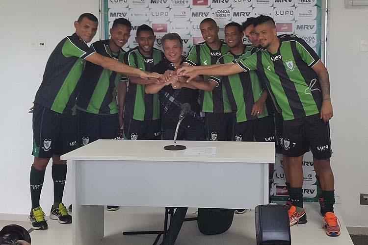 Alencar da Silveira Jnior, presidente do conselho de administrao, comandou a apresentao dos reforos 