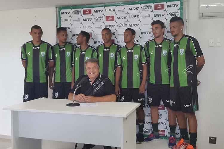 Alencar da Silveira Jnior, presidente do conselho de administrao, comandou a apresentao dos reforos 