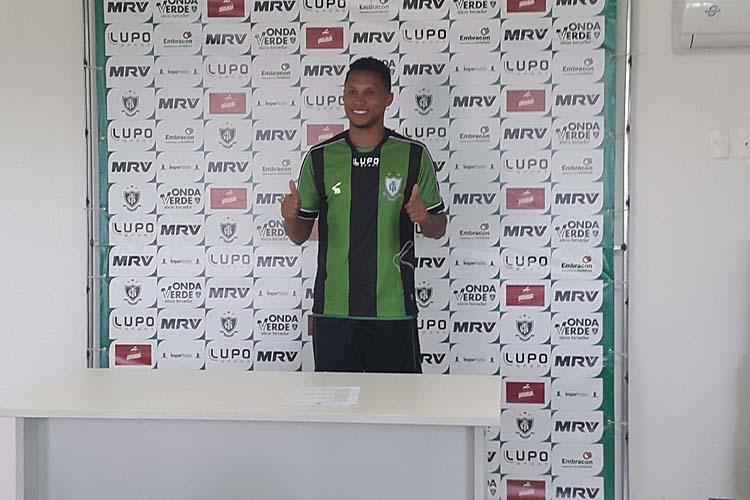 Alencar da Silveira Jnior, presidente do conselho de administrao, comandou a apresentao dos reforos. Na imagem, o lateral-direito Jonas.