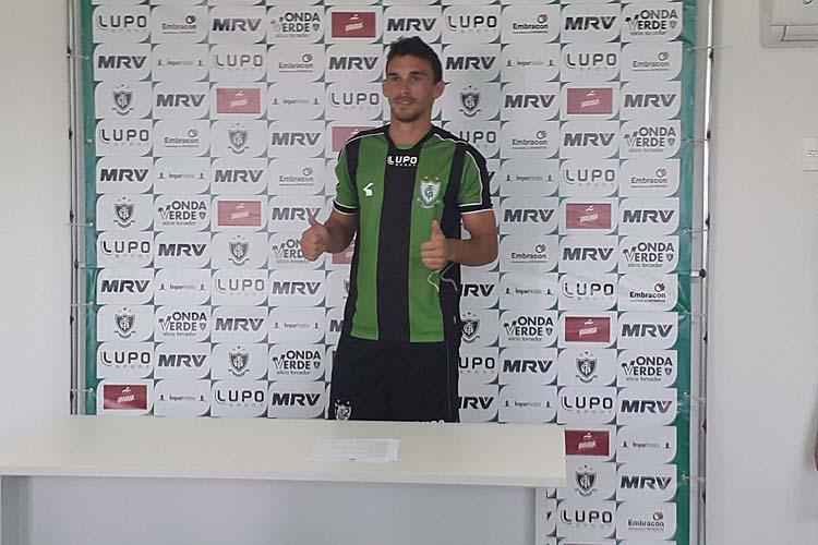 Alencar da Silveira Jnior, presidente do conselho de administrao, comandou a apresentao dos reforos. Na imagem, o zagueiro Sueliton.