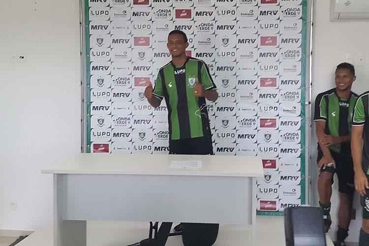 Alencar da Silveira Jnior, presidente do conselho de administrao, comandou a apresentao dos reforos. Na imagem, o volante Ernandes.