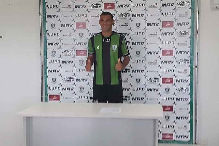 Alencar da Silveira Jnior, presidente do conselho de administrao, comandou a apresentao dos reforos. Na imagem, o zagueiro Adalberto. 