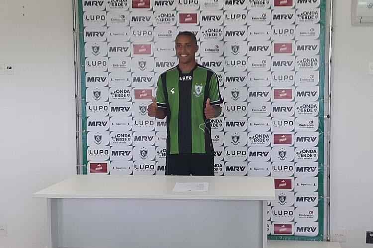 Alencar da Silveira Jnior, presidente do conselho de administrao, comandou a apresentao dos reforos. Na imagem, o armador Osman.