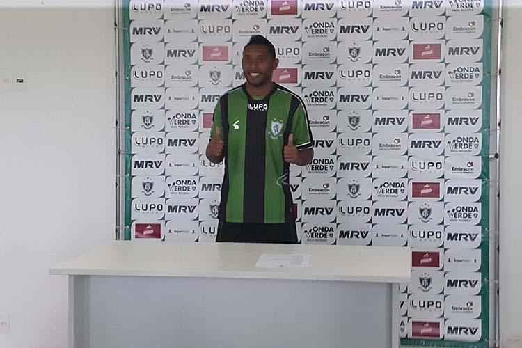 Alencar da Silveira Jnior, presidente do conselho de administrao, comandou a apresentao dos reforos. Na imagem, o volante Claudinei. 