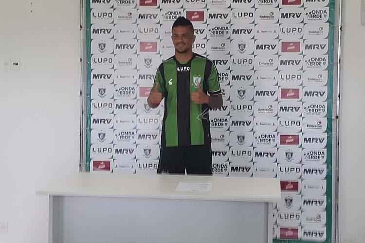 Alencar da Silveira Jnior, presidente do conselho de administrao, comandou a apresentao dos reforos. Na imagem, o armador Rafael Bastos.