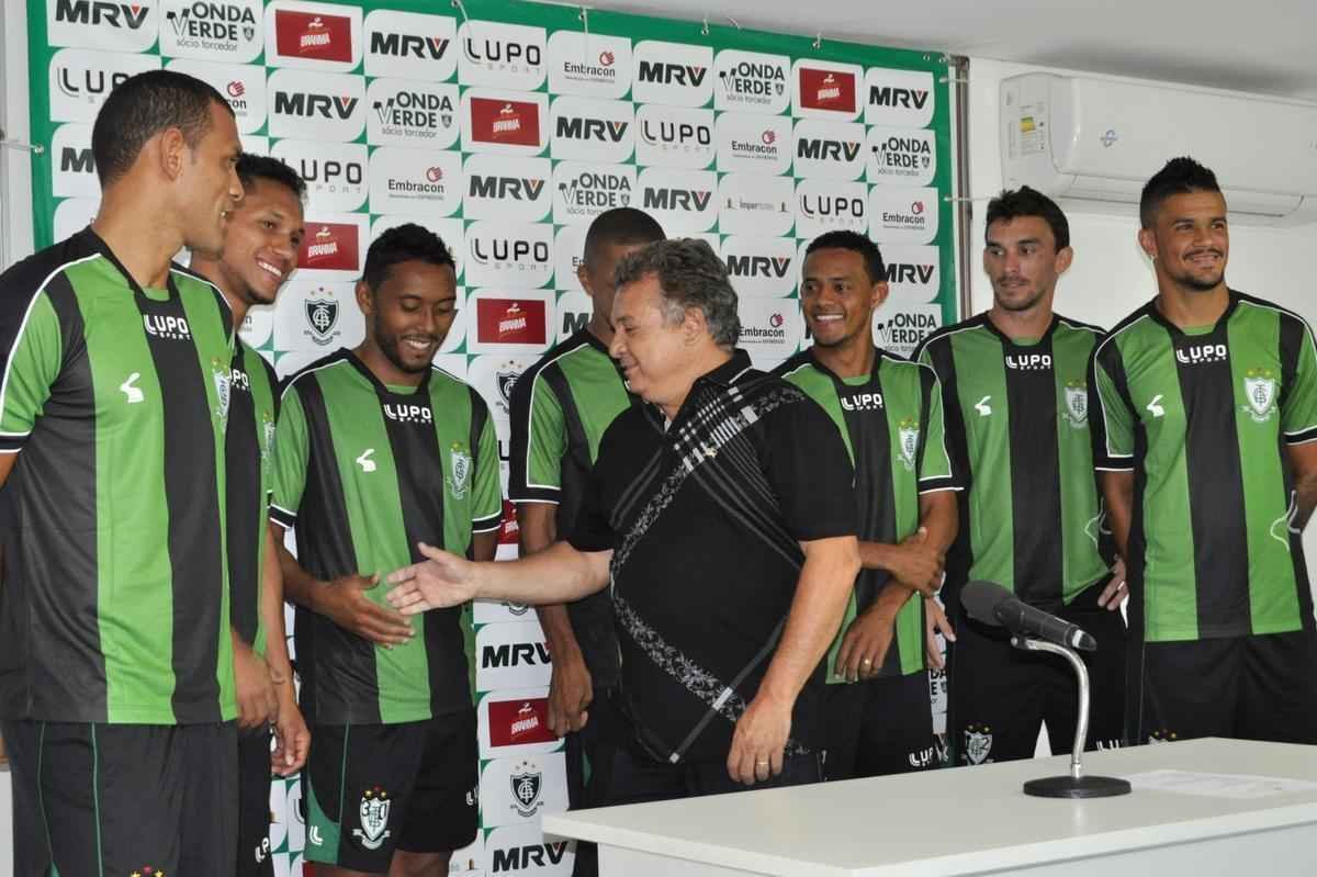 Alencar da Silveira Jnior, presidente do conselho de administrao, comandou a apresentao dos reforos 