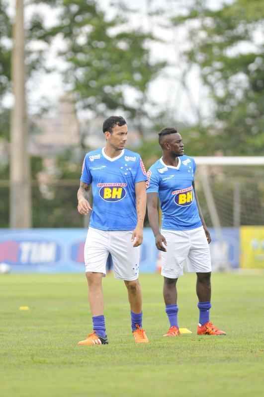 Pela primeira vez em 2016, os jogadores do Cruzeiro foram a campo na Toca da Raposa II. Entretanto, a bola rolou apenas pela manh, com treino tcnico. A tarde desta sexta-feira foi reservada a atividades orientadas pelos preparadores fsicos.