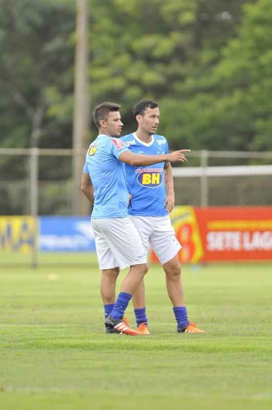 Pela primeira vez em 2016, os jogadores do Cruzeiro foram a campo na Toca da Raposa II. Entretanto, a bola rolou apenas pela manh, com treino tcnico. A tarde desta sexta-feira foi reservada a atividades orientadas pelos preparadores fsicos.